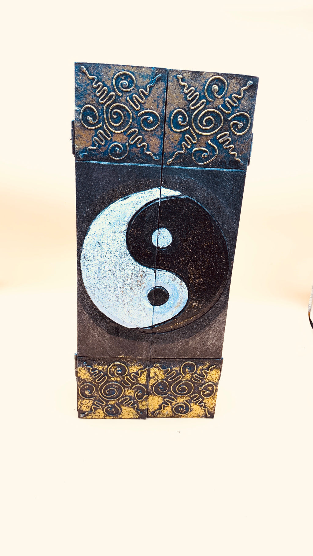 Caja Decorativa con Relieve de Buda o Yin Yang – Elegancia Espiritual en Dorado