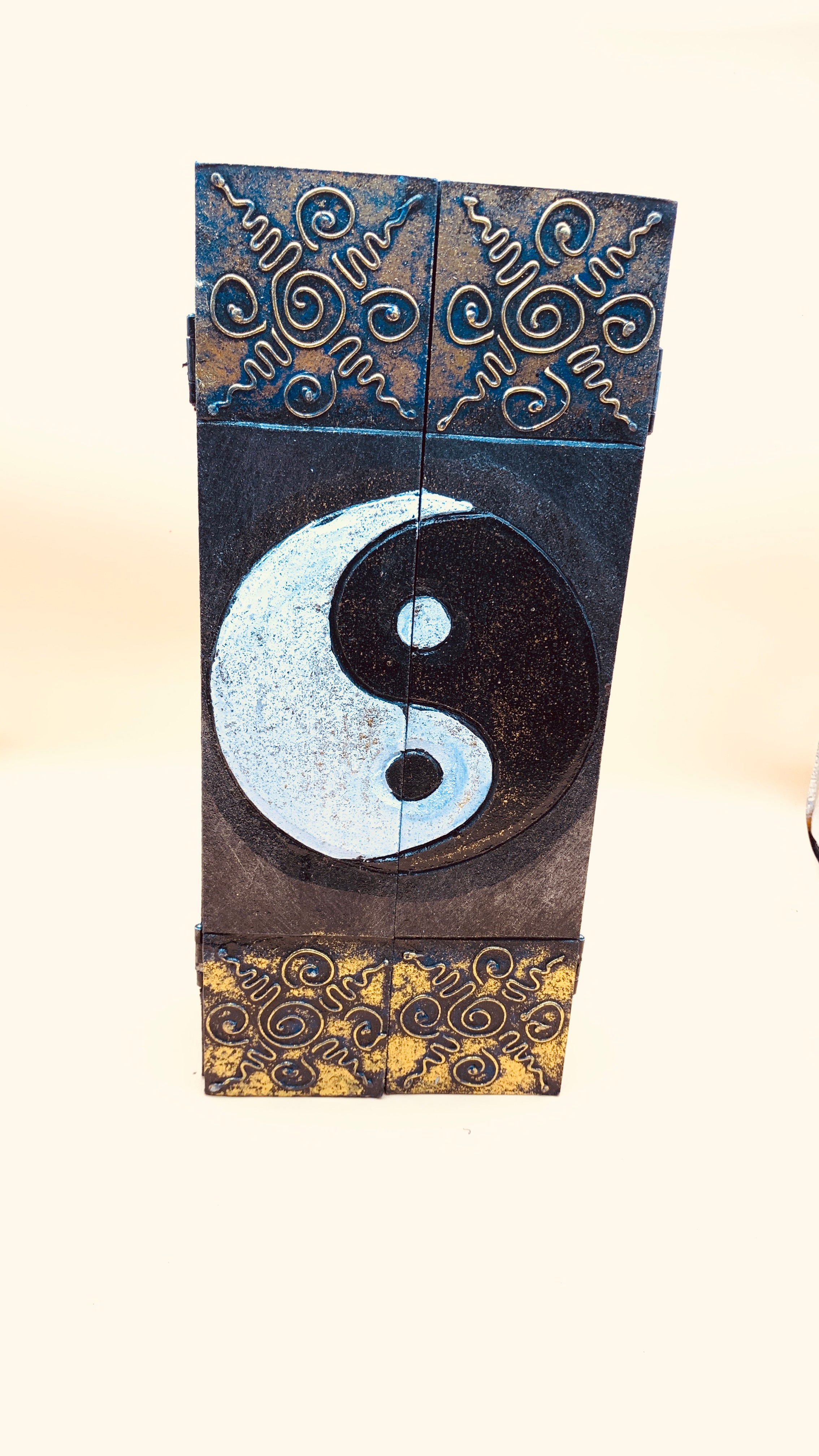 Caja Decorativa con Relieve de Buda o Yin Yang – Elegancia Espiritual en Dorado