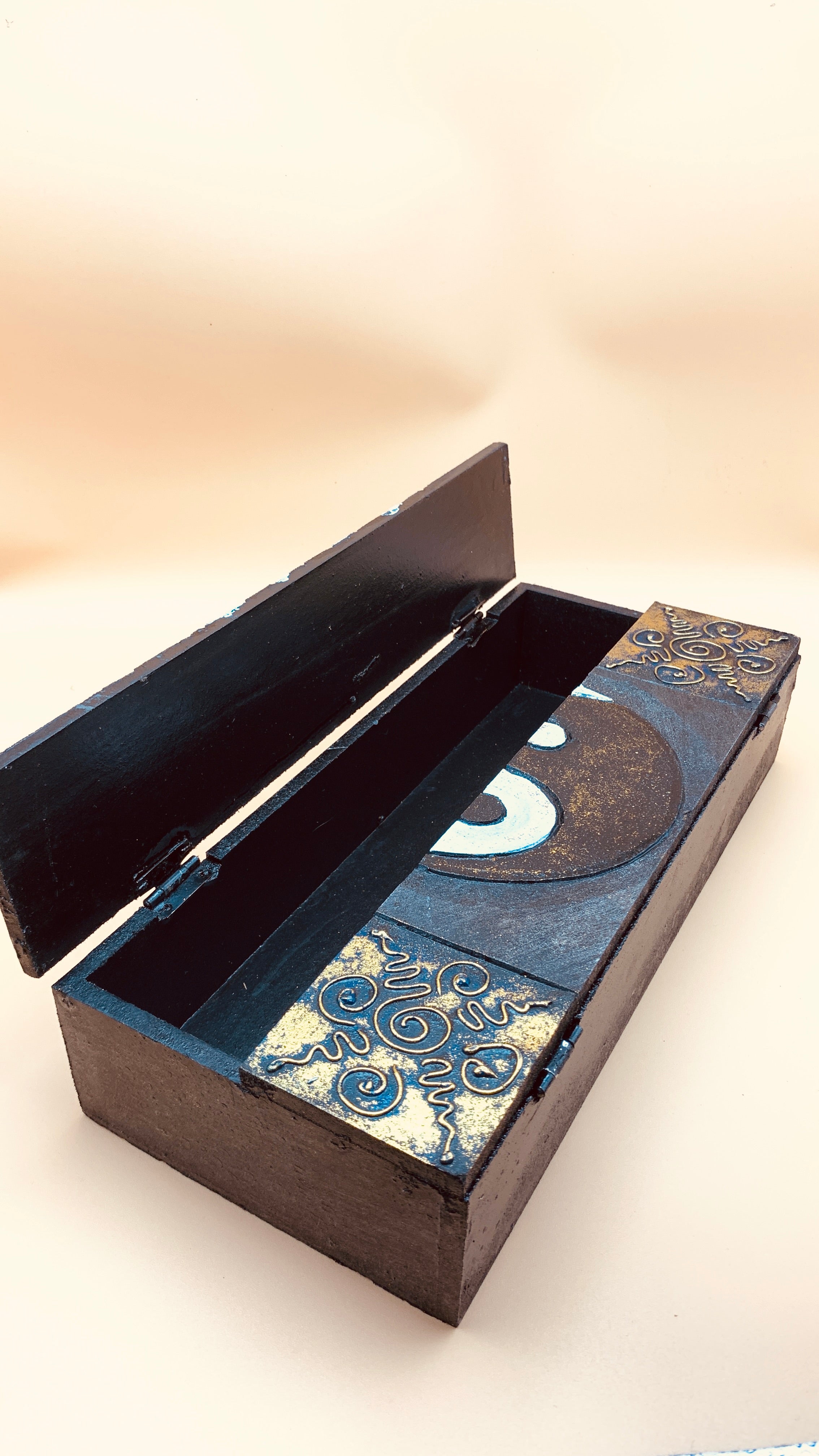 Caja Decorativa con Relieve de Buda o Yin Yang – Elegancia Espiritual en Dorado