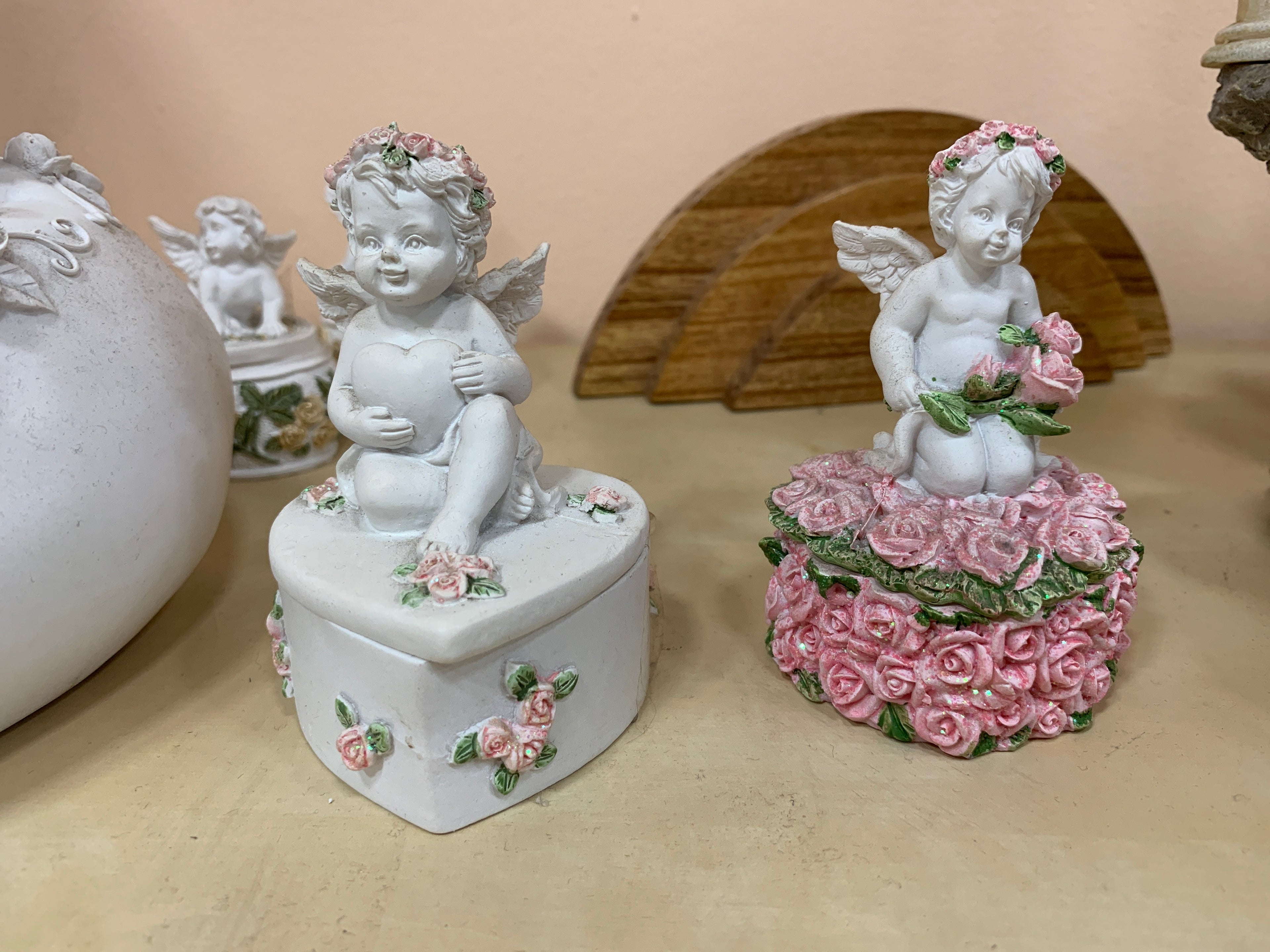 Angelitos blanco con caja corazon