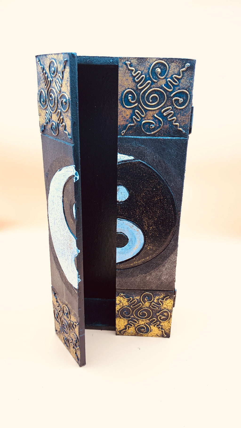 Caja Decorativa con Relieve de Buda o Yin Yang – Elegancia Espiritual en Dorado