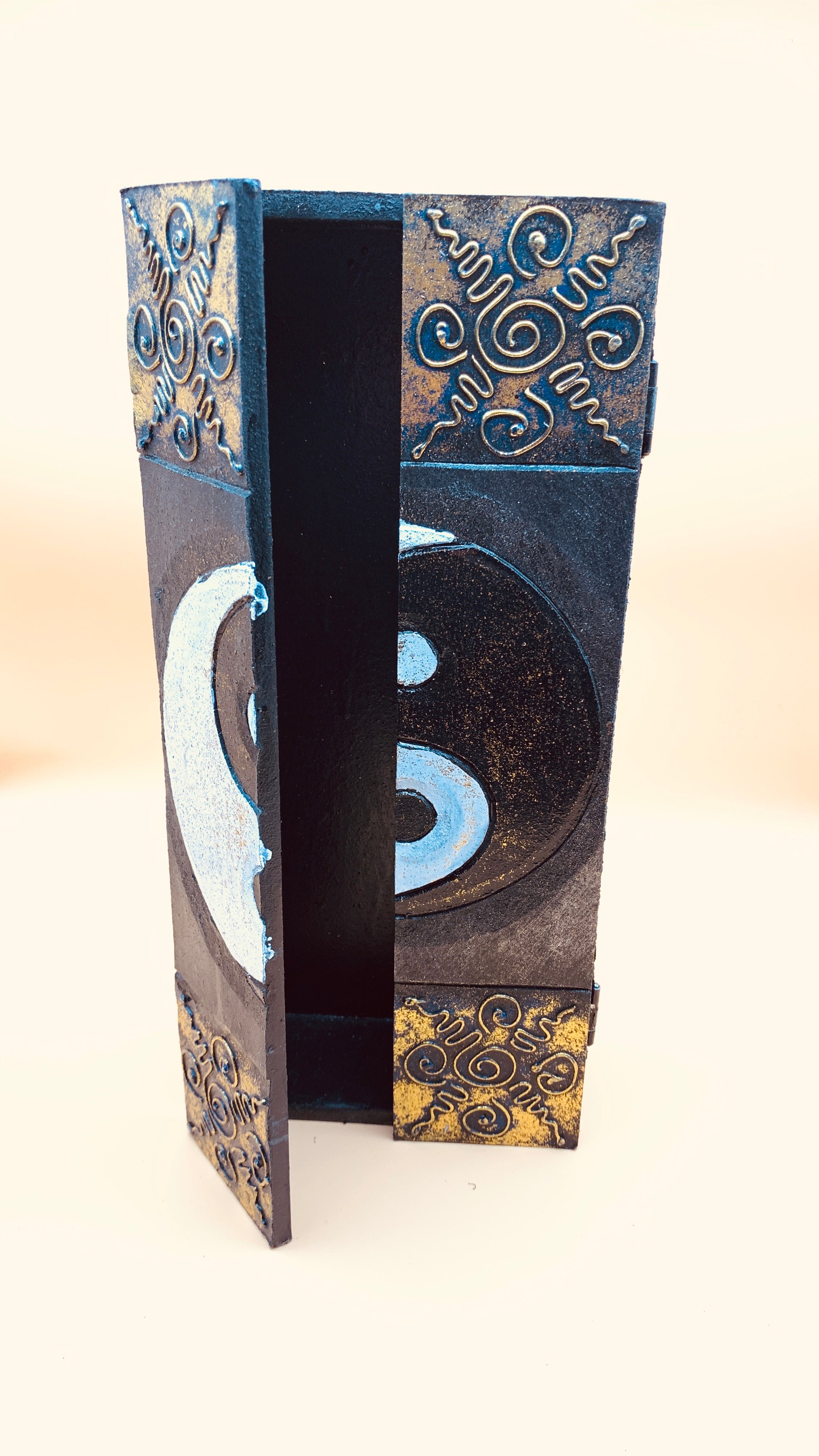 Caja Decorativa con Relieve de Buda o Yin Yang – Elegancia Espiritual en Dorado