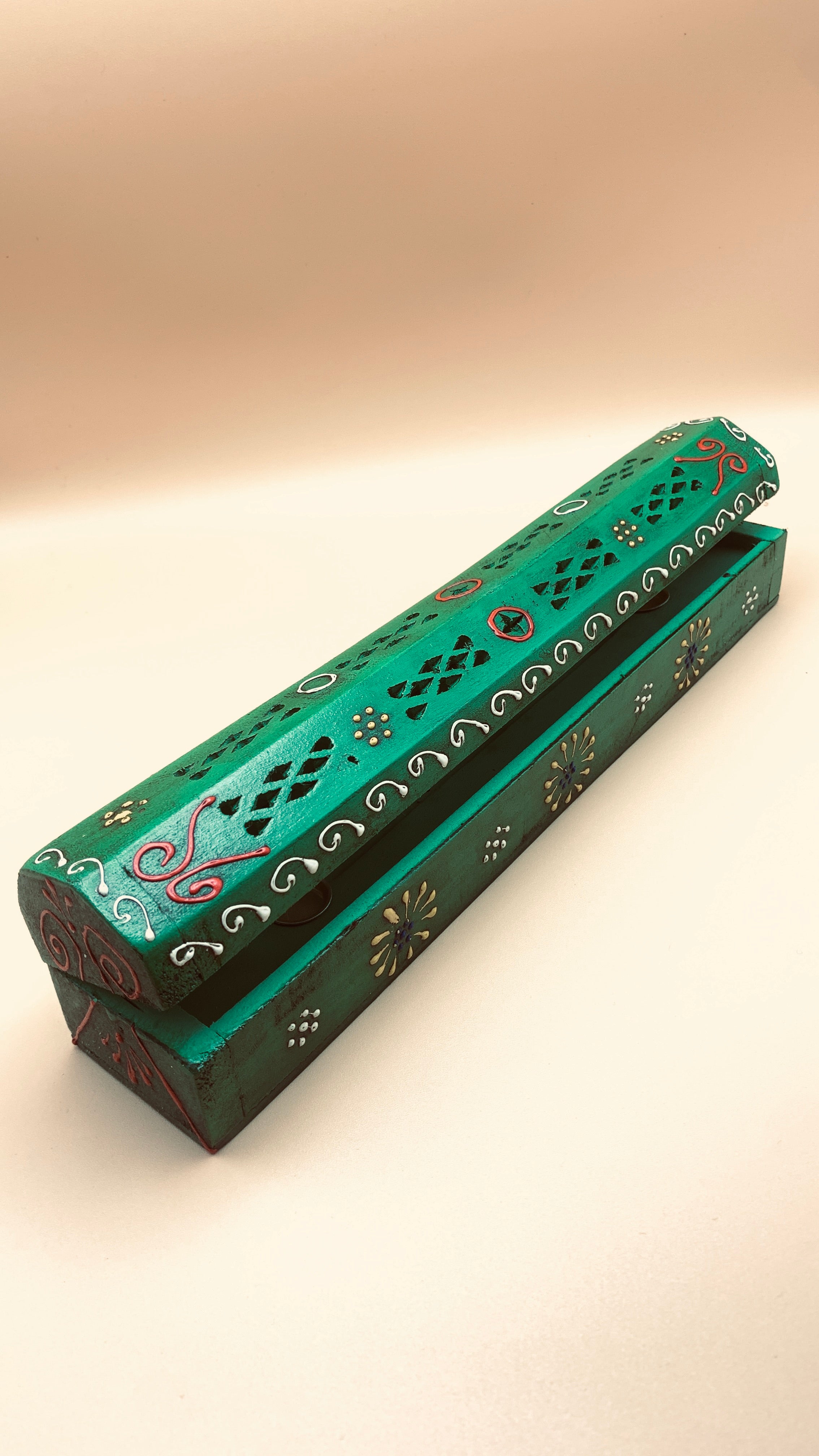 Caja portaincienso de madera pintada a mano para varillas y conos