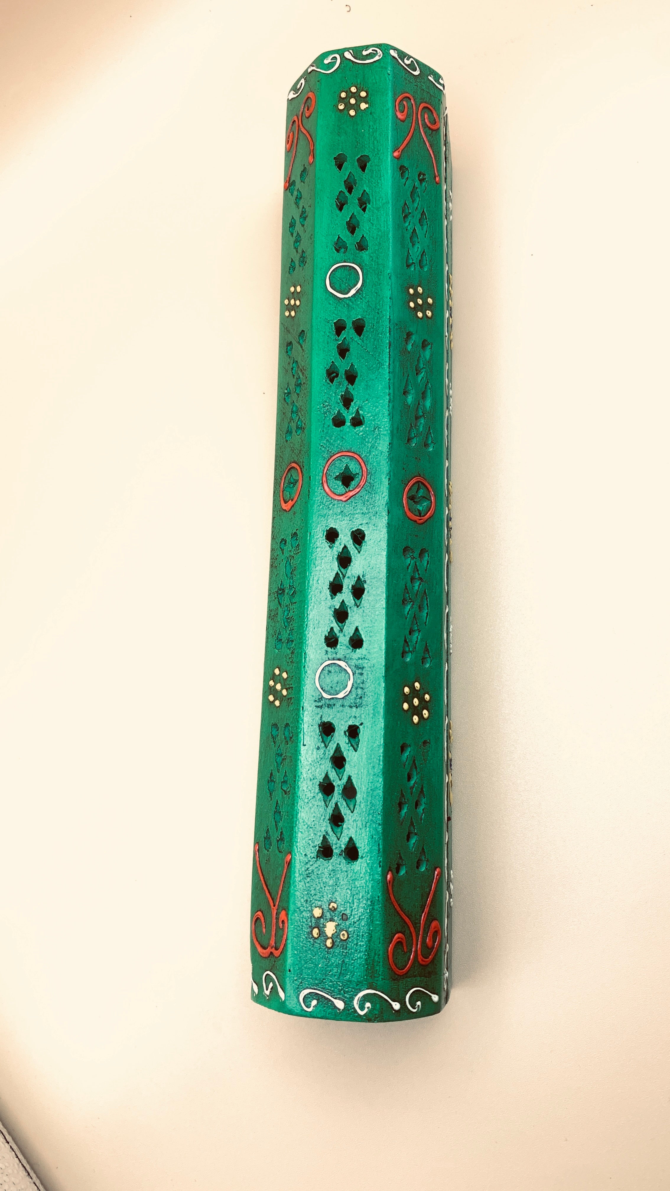 Caja portaincienso de madera pintada a mano para varillas y conos