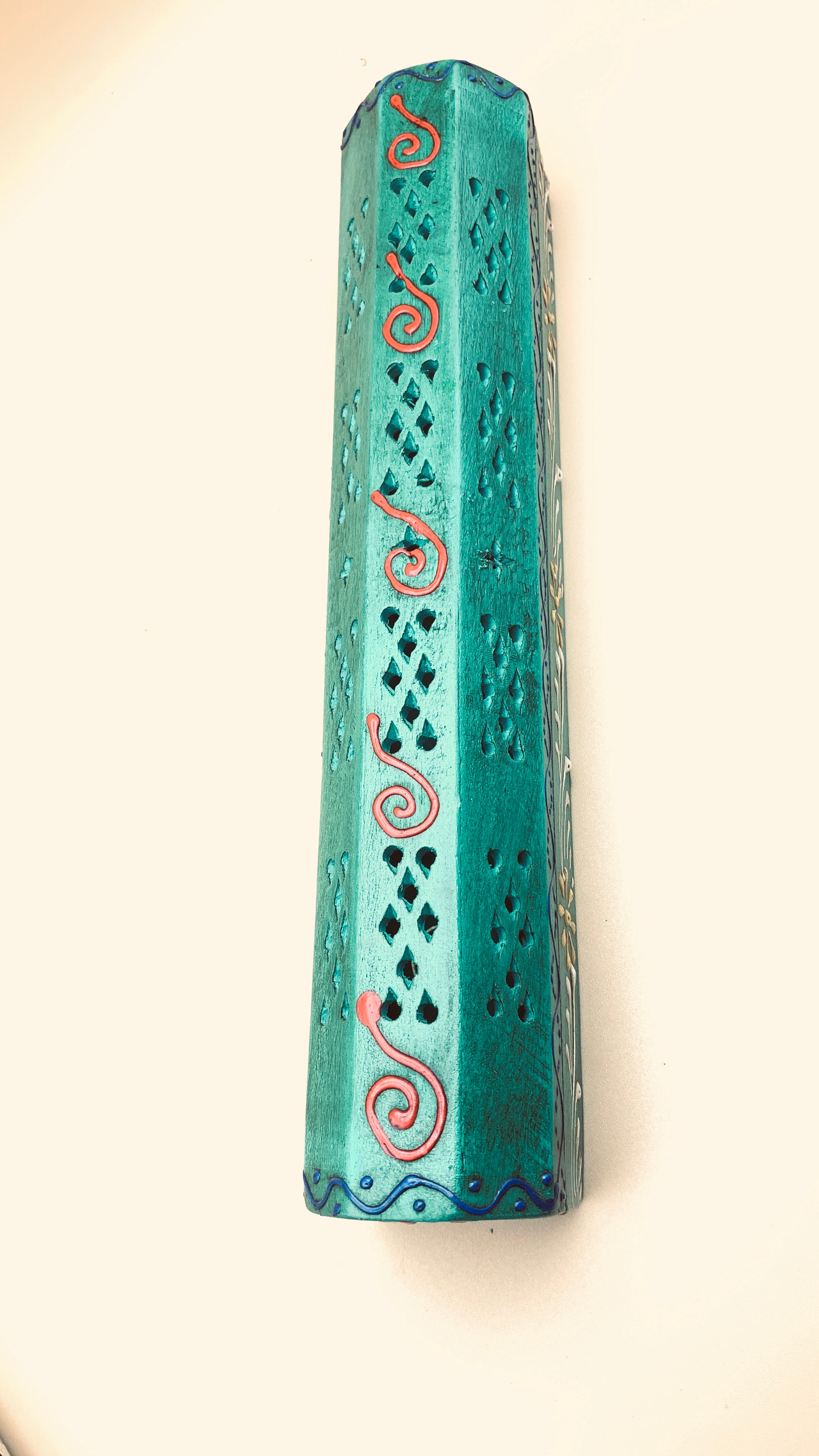 Caja portaincienso de madera pintada a mano para varillas y conos