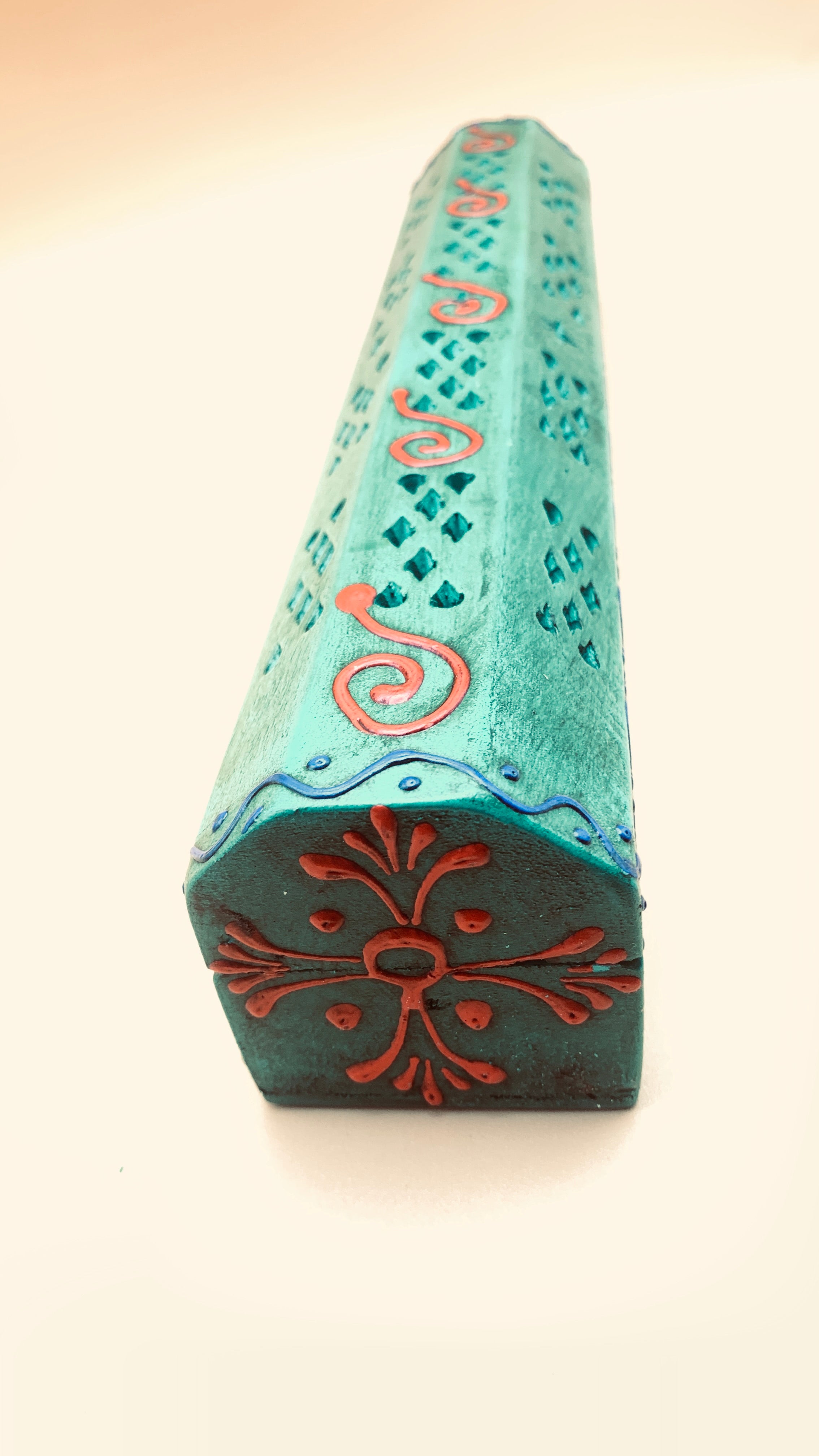 Caja portaincienso de madera pintada a mano para varillas y conos