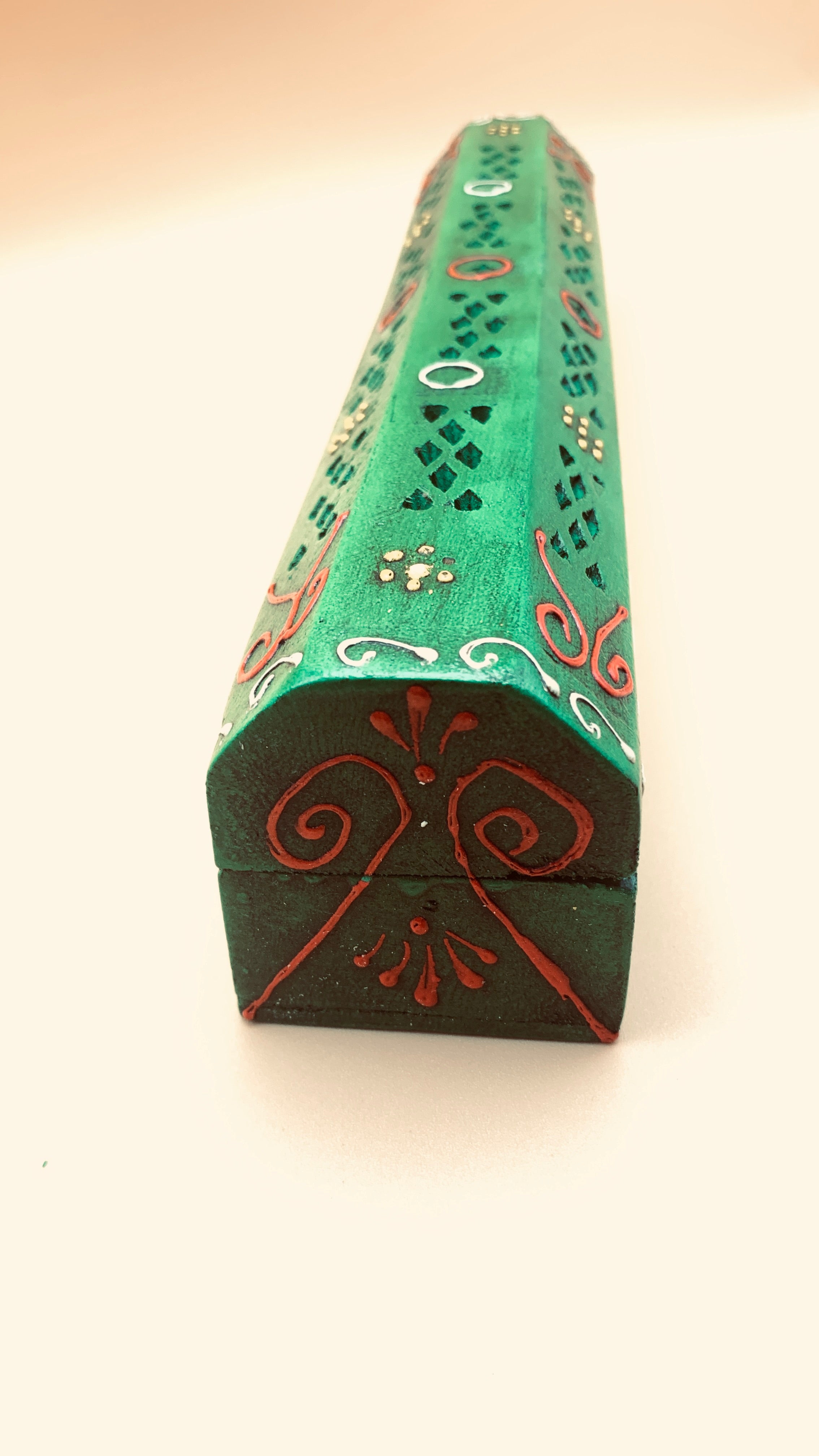 Caja portaincienso de madera pintada a mano para varillas y conos